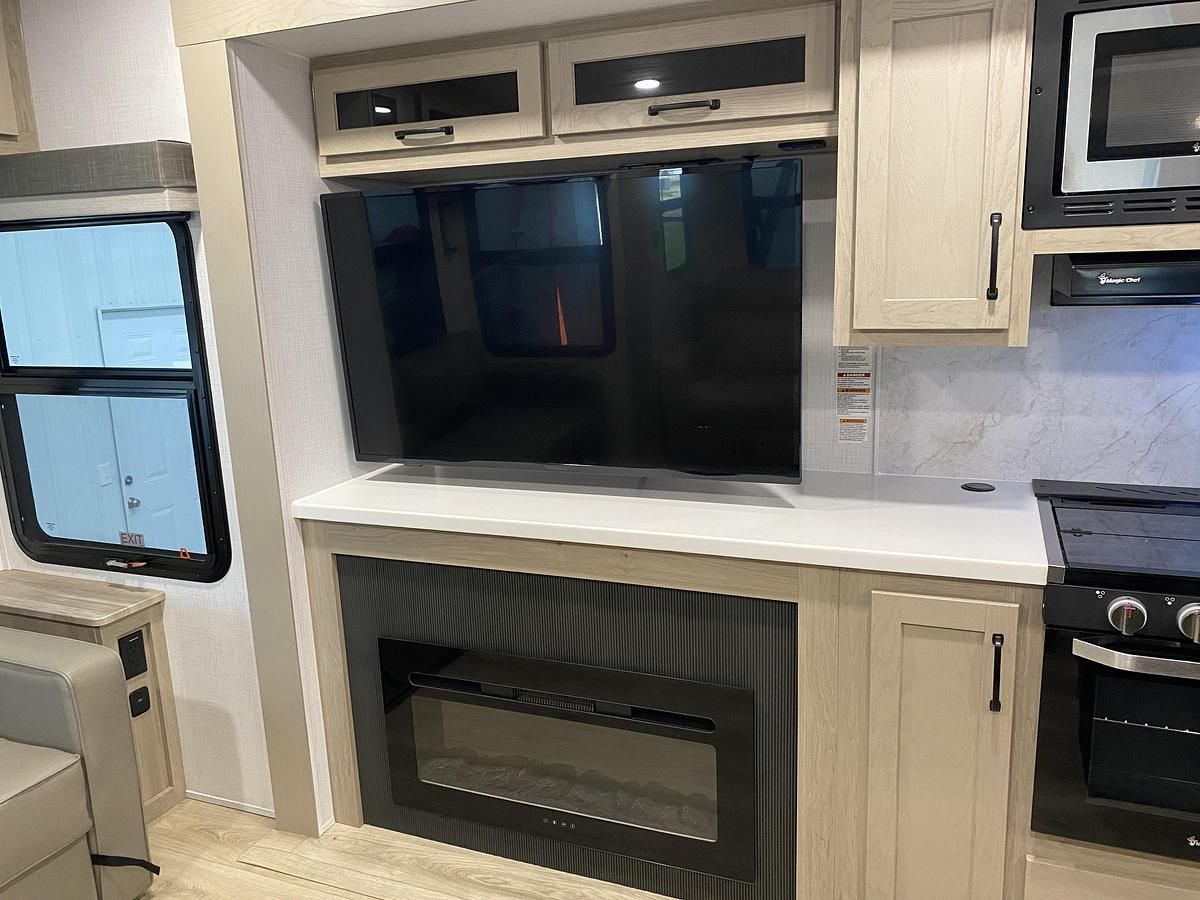 Used 2025 Forest River Rockwood Signature 8337RL