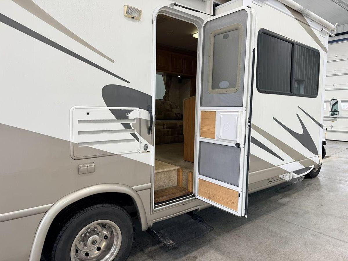 Used 2005 Ford Chateau