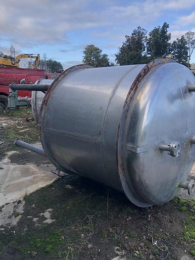 Used Used approximately 1,200 gallon stainless steel vertical tank
