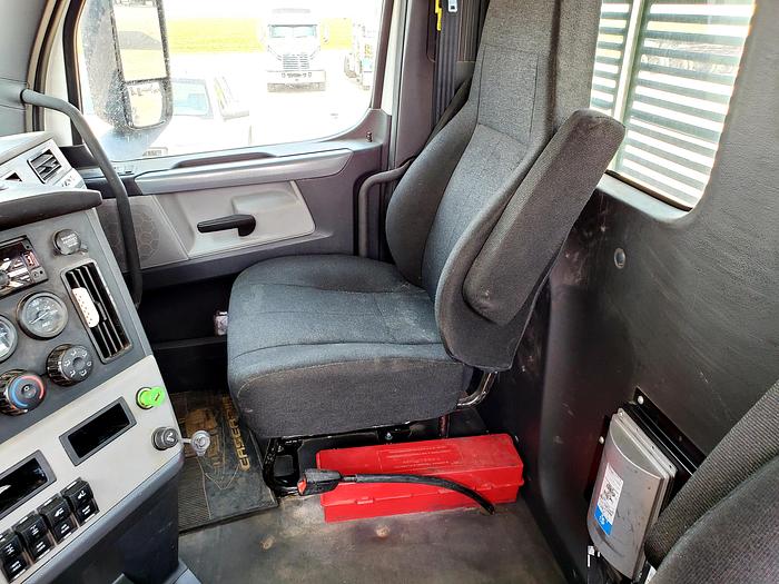 Used 2018 Freightliner Cascadia 126 Day Cab Truck