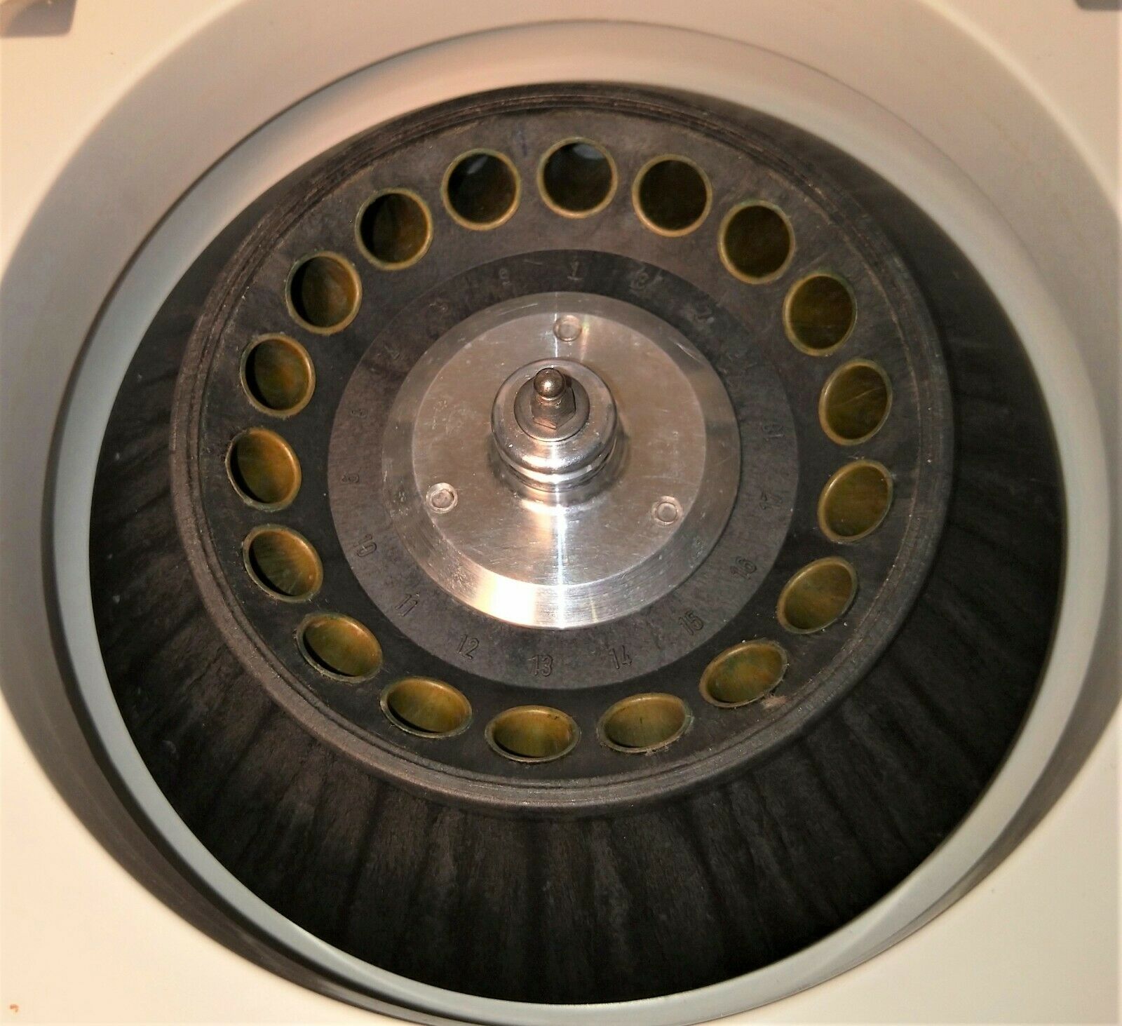 Used Labnet Spectrafuge 16M MicroCentrifuge (18 x 1.5/2mL)