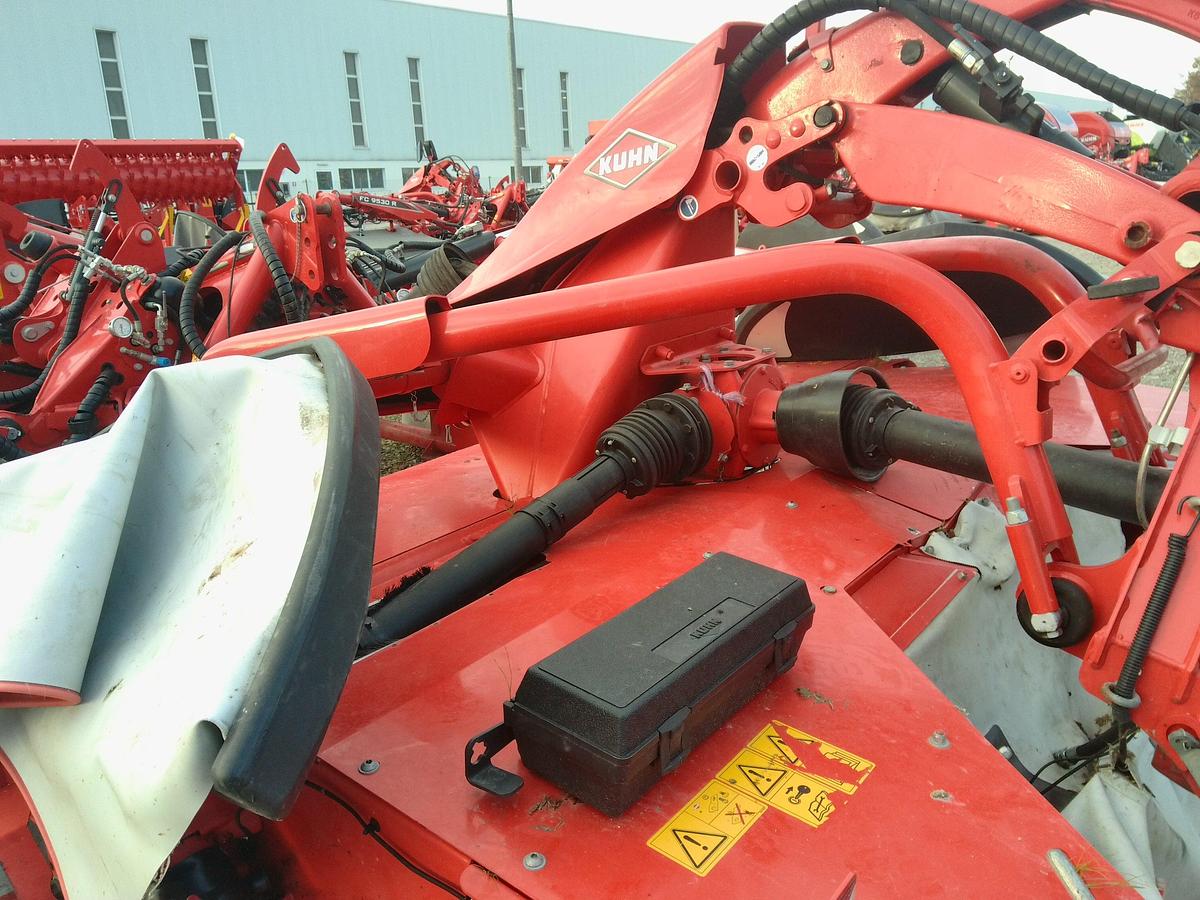 Usato FALCIATRICE FRONTALE KUHN 3125