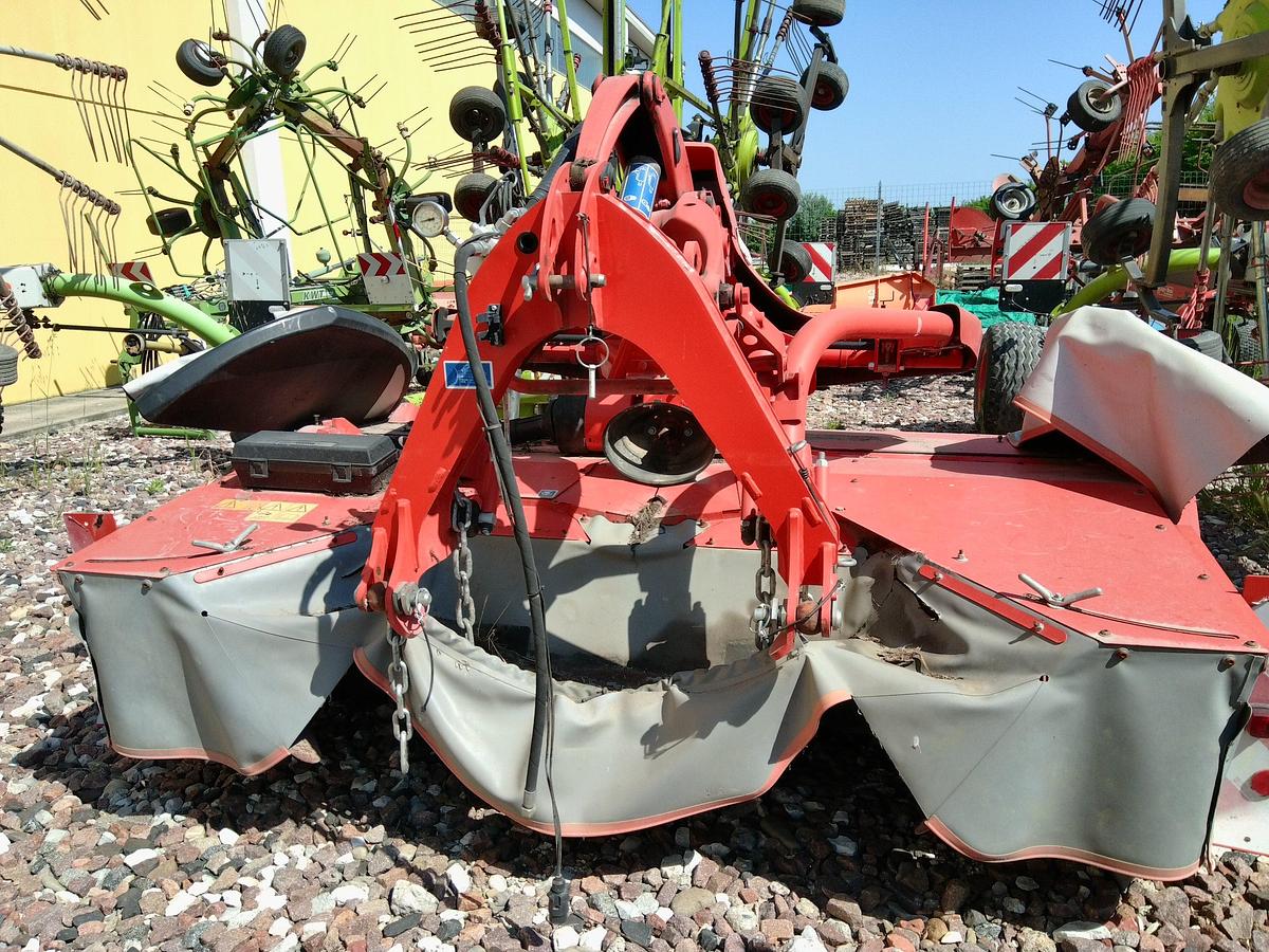 Usato FALCIACONDIZIONATRICE FRONTALE KUHN 3125