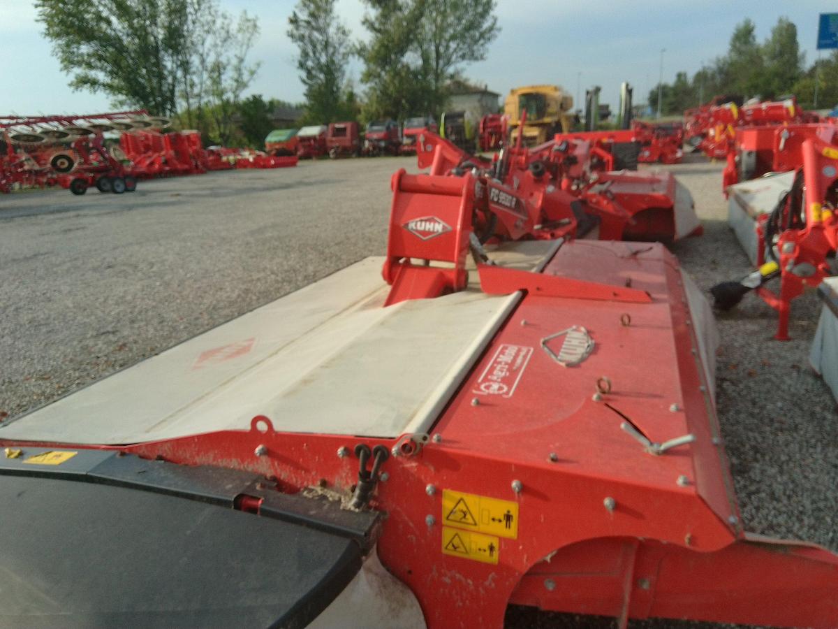 Usato FALCIACONDIZIONATRICE KUHN 9530