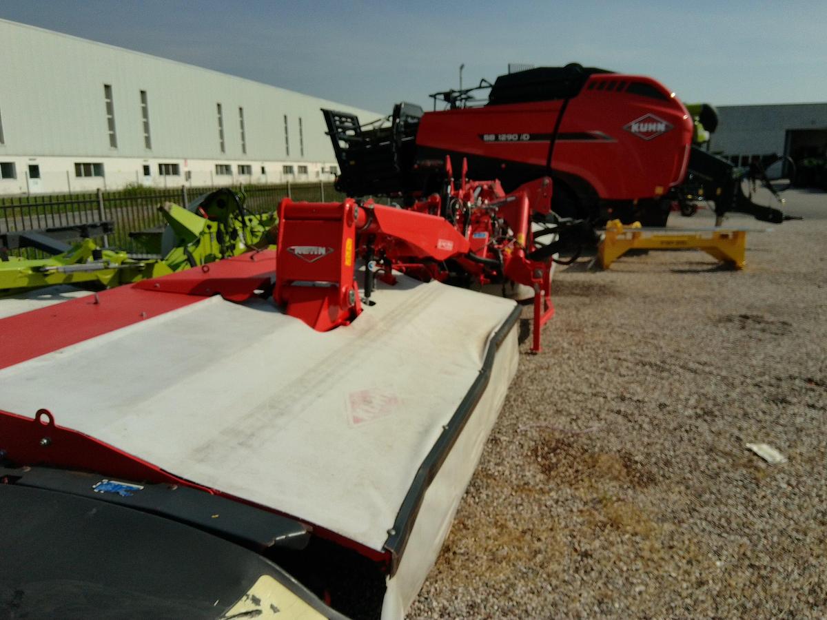 Usato FALCIACONDIZIONATRICE POSTERIORE KUHN 9530