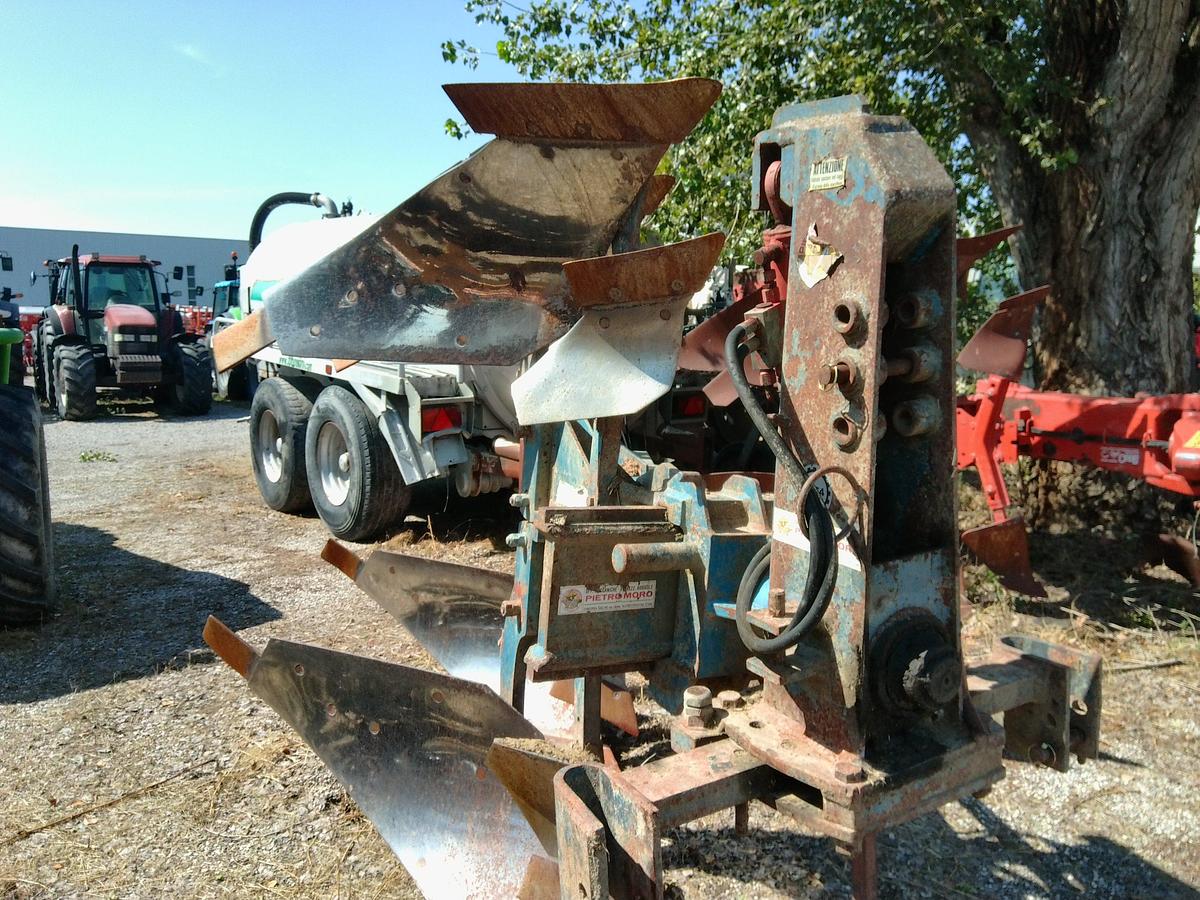 Usato ARATRO BIVOMERE PIETRO MORO A REGOLAZIONE MECCANICA.