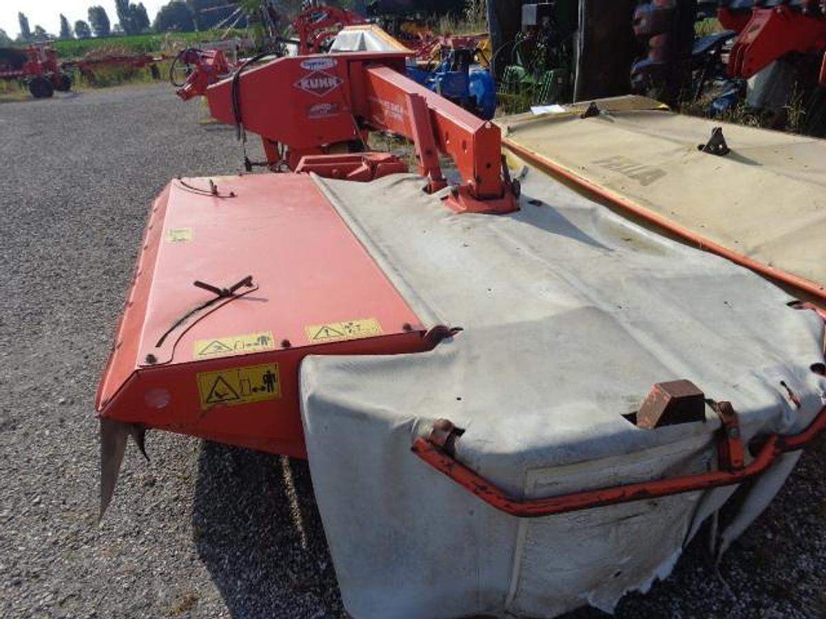 Usato FALCIACONDIZIONATRICE KUHN LATERALE FC 243