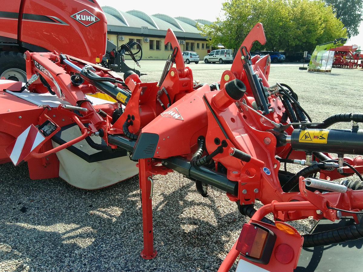 Usato FALCIACONDIZIONATRICE POSTERIORE KUHN 9530