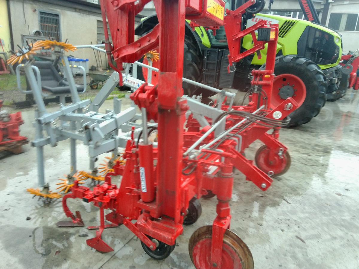 Usato SARCHIATRICE 6 FILE MOD. BIO CON CHIUSURA IDRAULICA