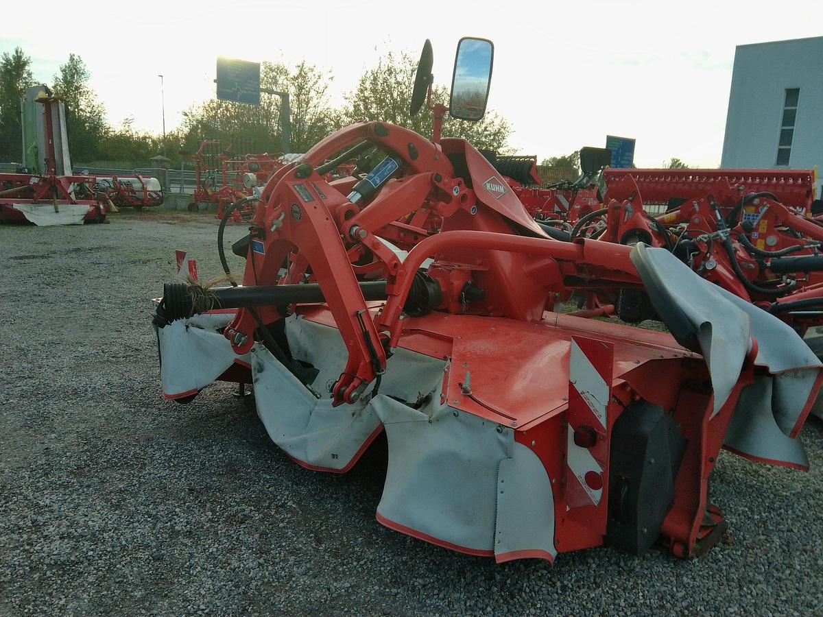 Usato FALCIATRICE FRONTALE KUHN 3125