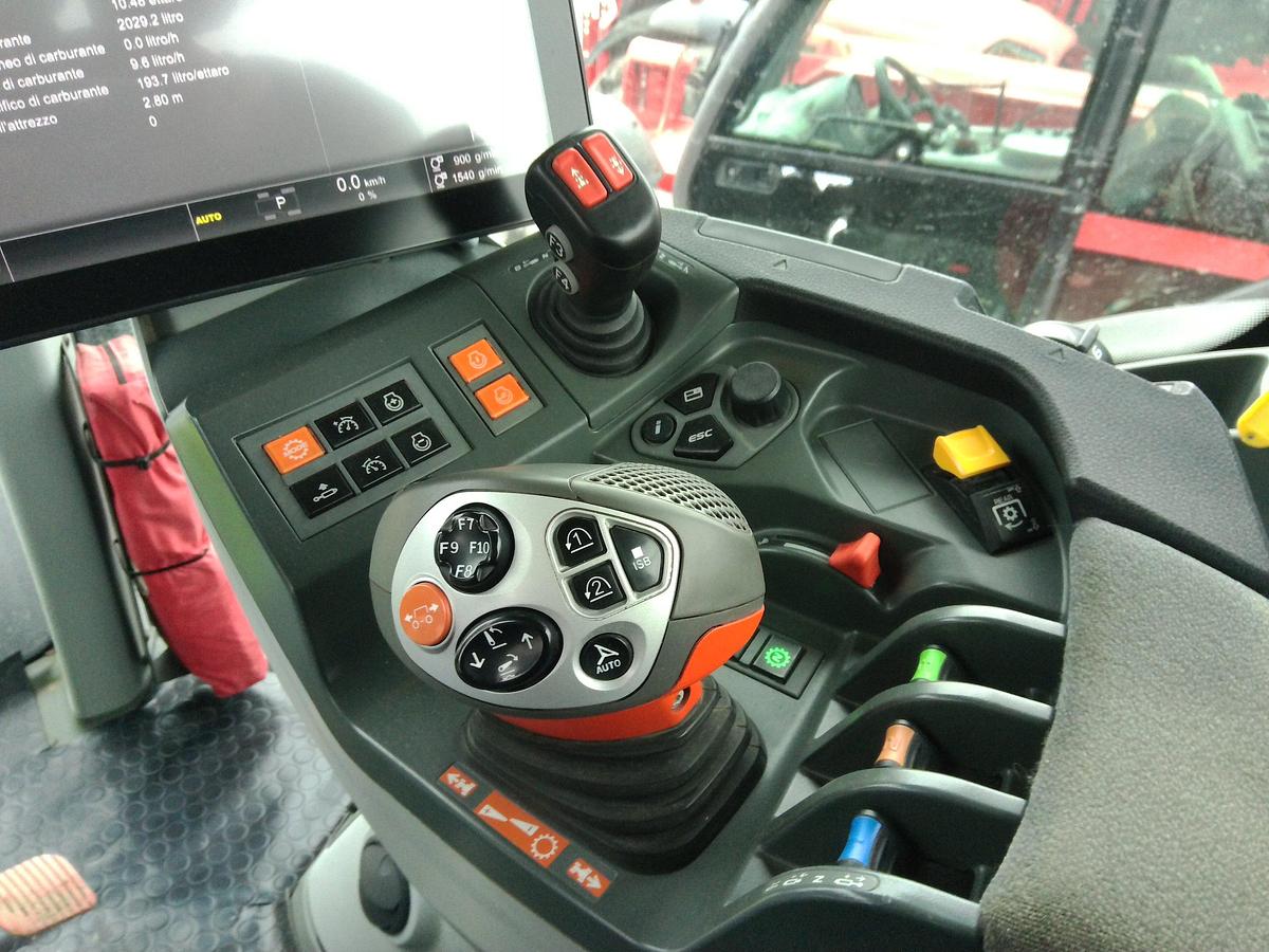 Usato TRATTORE CLAAS AXION 830