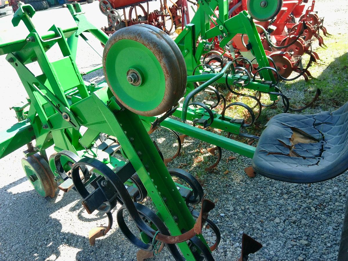 Usato SARCHIATORE SFOGGIA 4+2 CON MOLLE E RUOTE