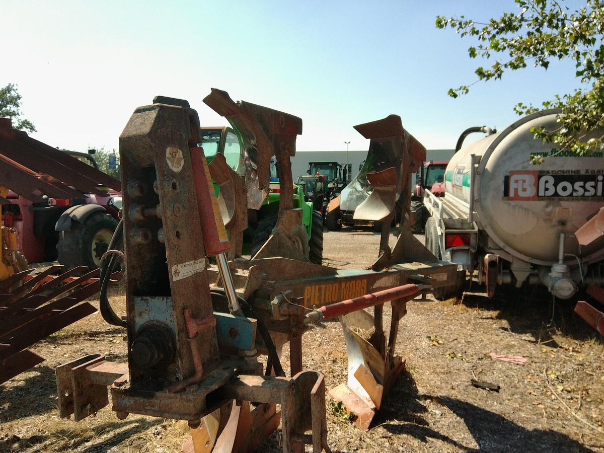 Usato ARATRO BIVOMERE PIETRO MORO A REGOLAZIONE MECCANICA.