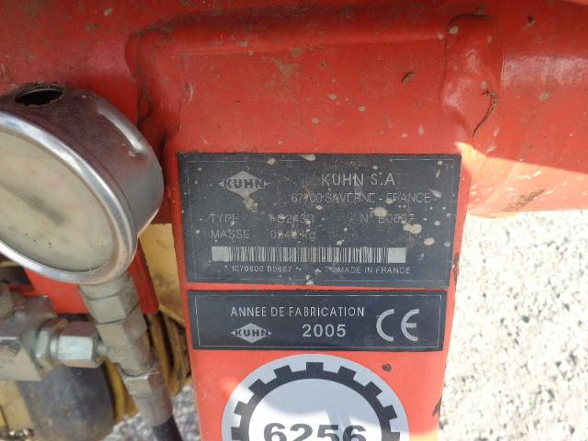 Usato FALCIACONDIZIONATRICE KUHN LATERALE FC 243