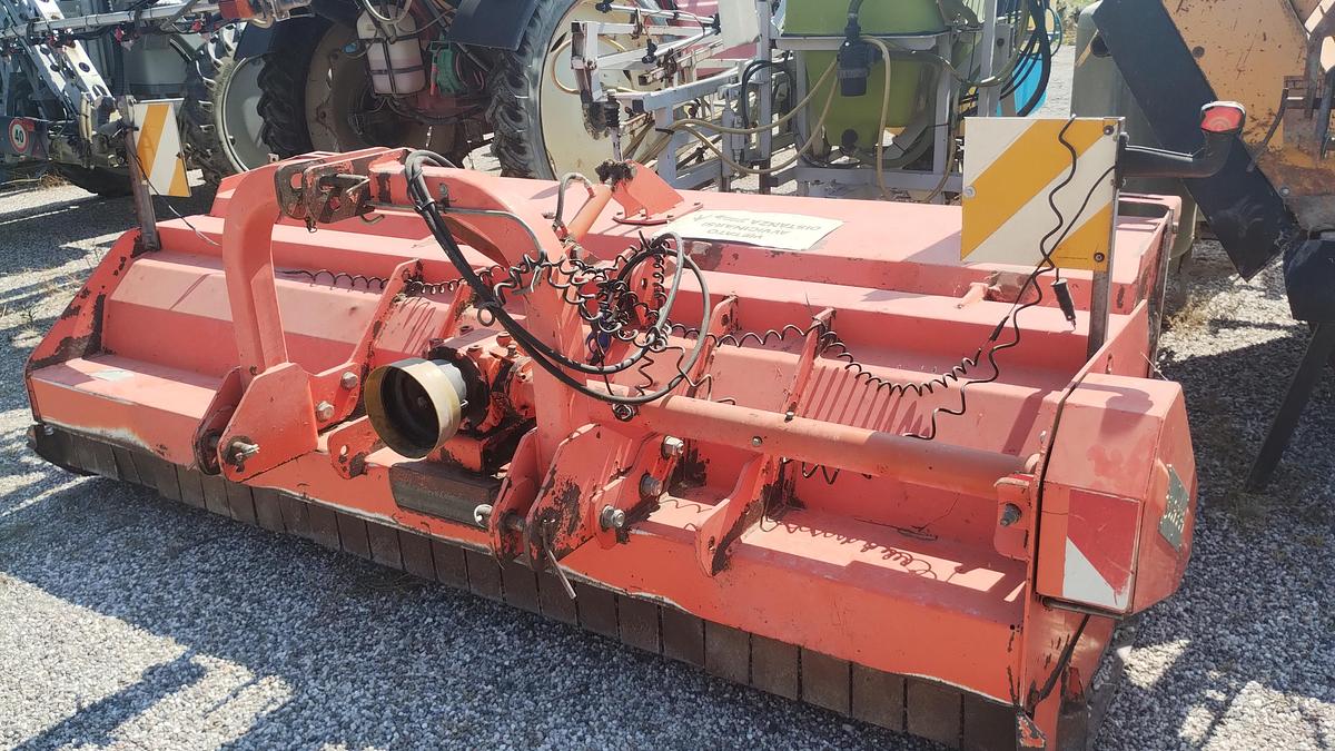 Usato TRINCIA TIERRE COMPLETA DI CARDANO, RULLO, APERTURA IDRAULICA DA MT 3 DI LAVORO.