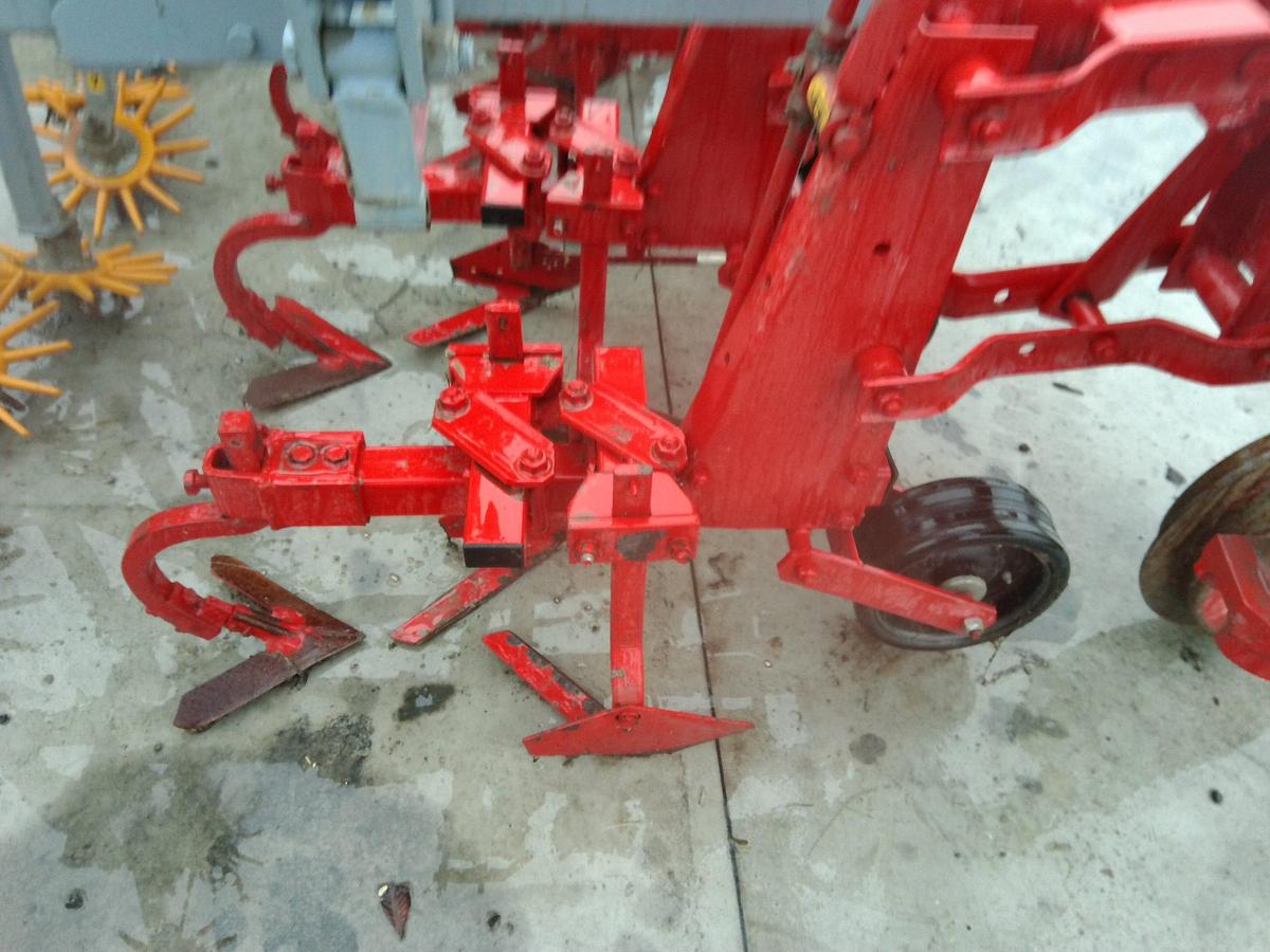 Usato SARCHIATRICE 6 FILE MOD. BIO CON CHIUSURA IDRAULICA