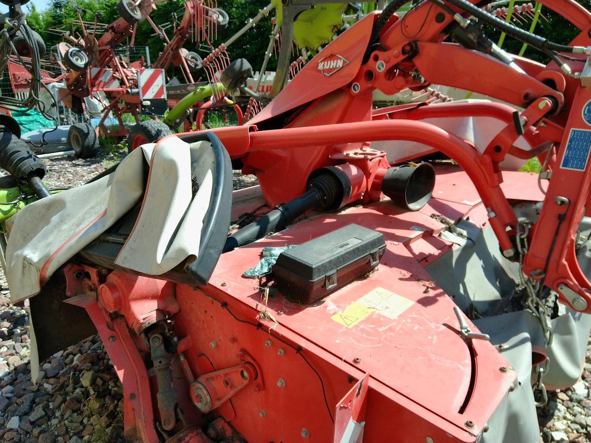 Usato FALCIACONDIZIONATRICE FRONTALE KUHN 3125