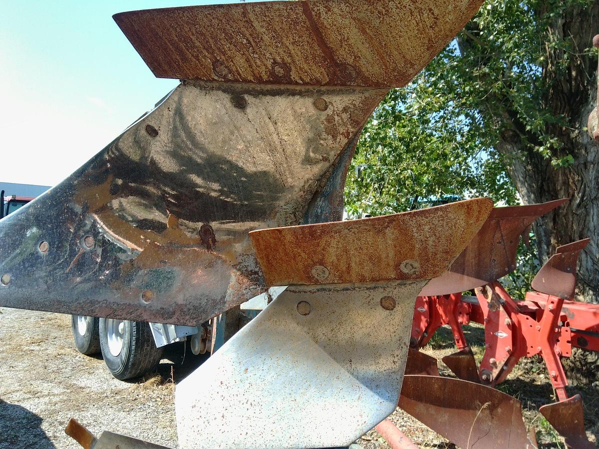 Usato ARATRO BIVOMERE PIETRO MORO A REGOLAZIONE MECCANICA.