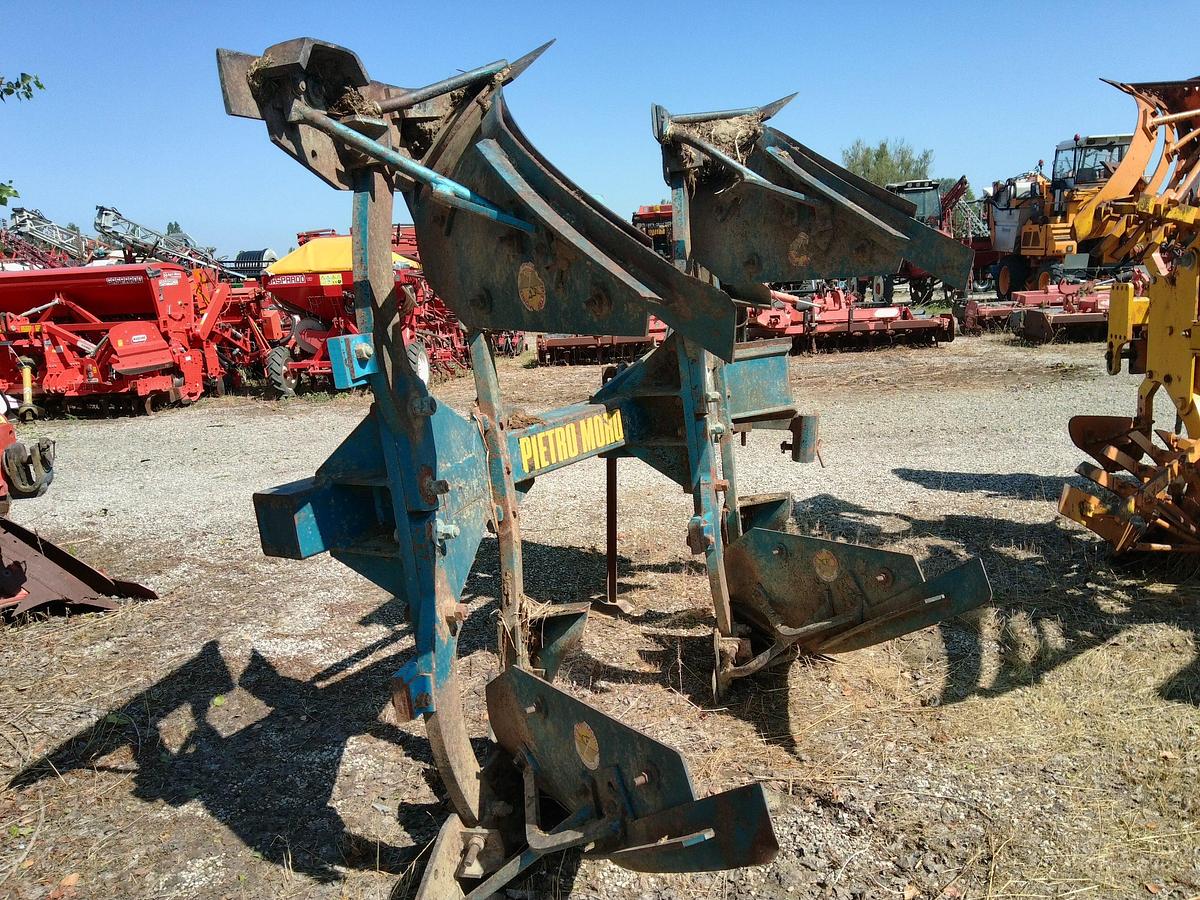 Usato ARATRO BIVOMERE PIETRO MORO A REGOLAZIONE MECCANICA.