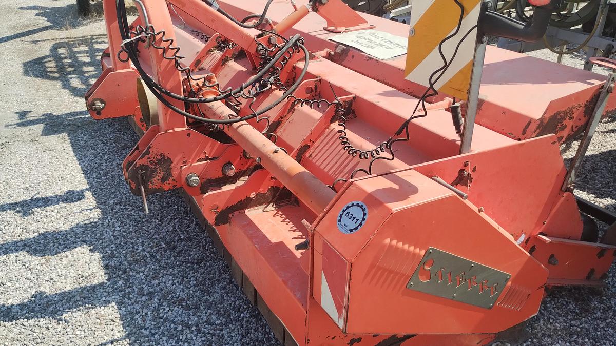 Usato TRINCIA TIERRE COMPLETA DI CARDANO, RULLO, APERTURA IDRAULICA DA MT 3 DI LAVORO.