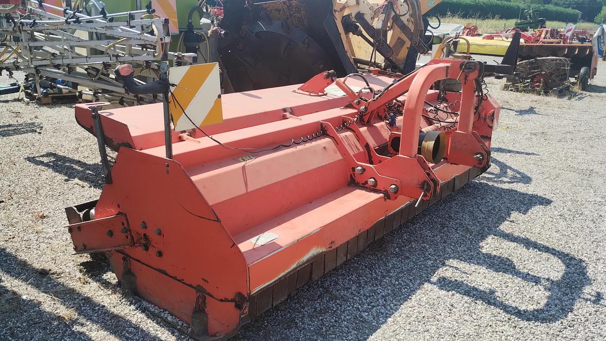 Usato TRINCIA TIERRE COMPLETA DI CARDANO, RULLO, APERTURA IDRAULICA DA MT 3 DI LAVORO.