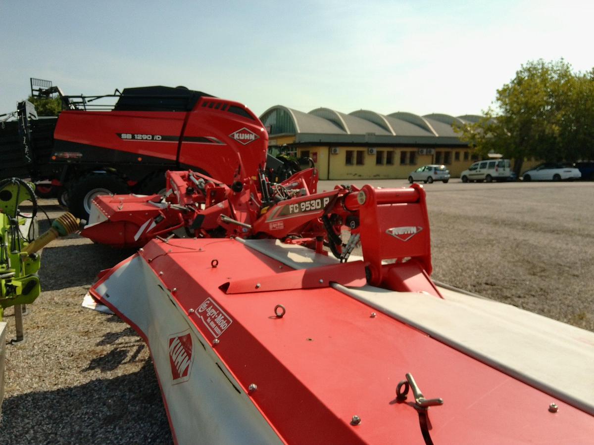 Usato FALCIACONDIZIONATRICE POSTERIORE KUHN 9530