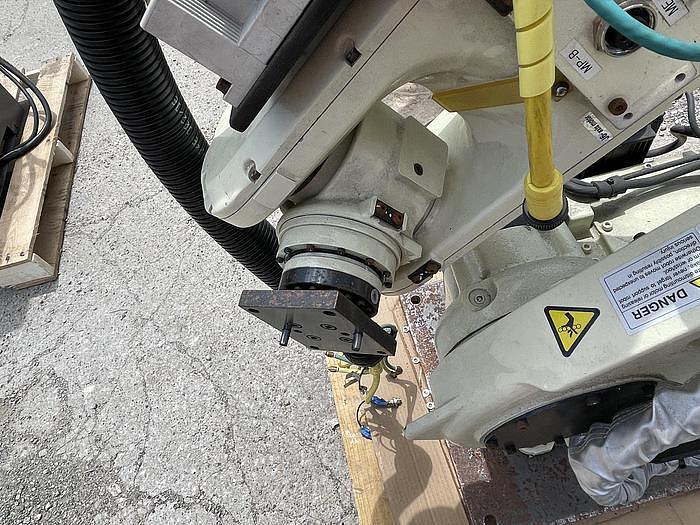 Used NACHI  MC20-03 6 AXIS ROBOT WITH FD CONTROLLER
