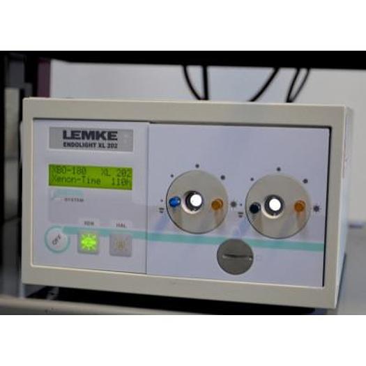 D'occasion COLONNE D'ENDOSCOPIE INTERVENTIONNELLE LEMKE ALLEMAGNE AVEC CAMERA 3CDD, SOURCE XENON, INSUFFLATEUR ELECTRONIQUE, ECRAN PLAT 20