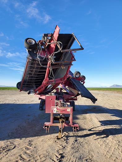 Used Oxbo 1416 Hay Merger