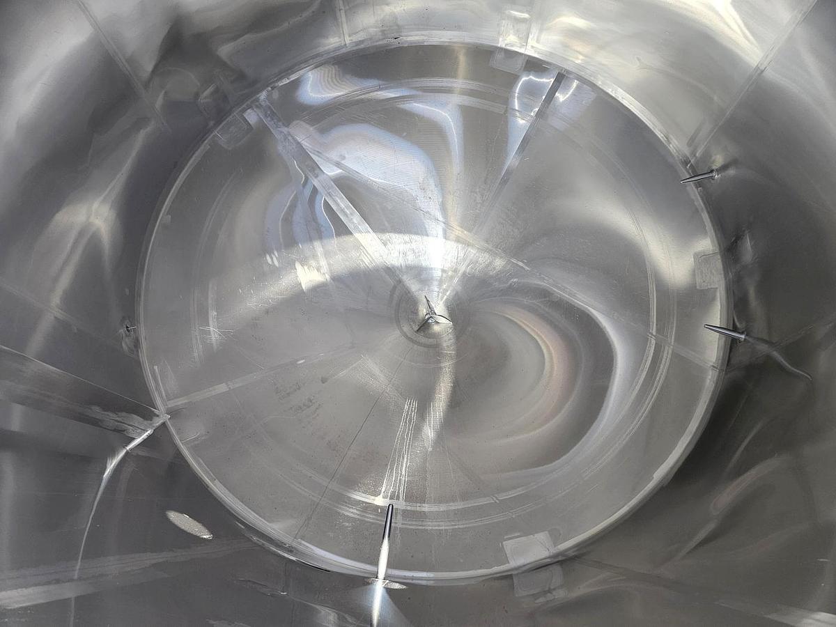 Used Used 5000 Gallon Tank, 304 Stainless Steel