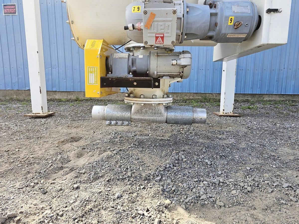 Used Hopper with screw valve