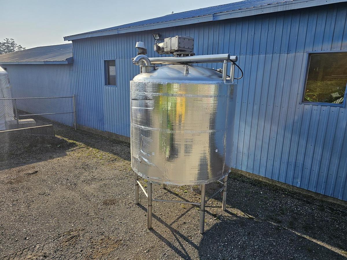 Used Used 1750 Gallon Tank, 304 Stainless Steel, With Sweep Agitation, Electrically Heated