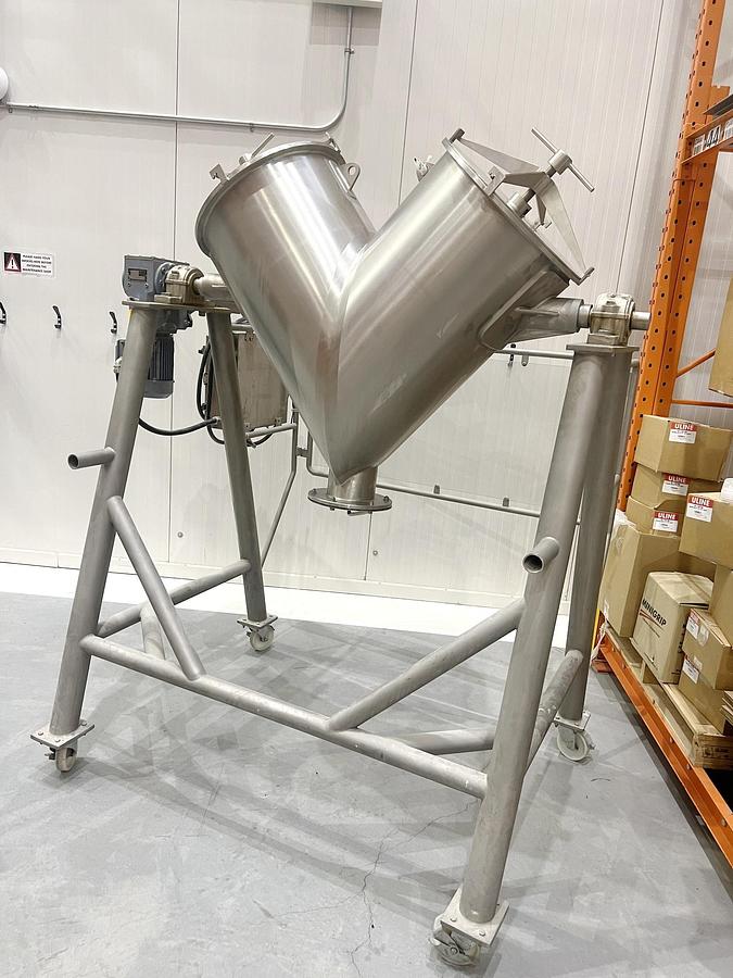 Used Used A&M Process Twin Shell Blender, 5 Cubic Feet