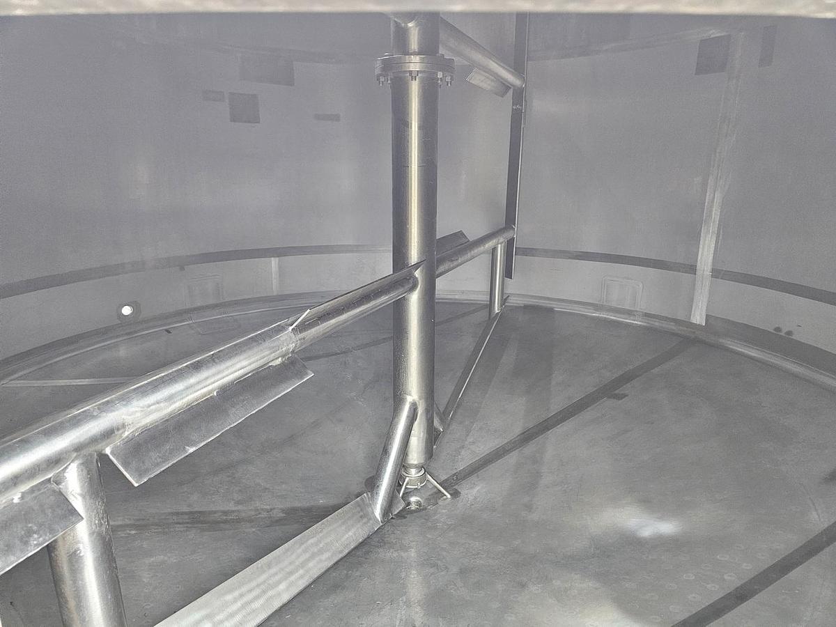 Used Used 7925 Gallon Jacketed Tank, 304 Stainless Steel, With Mixer