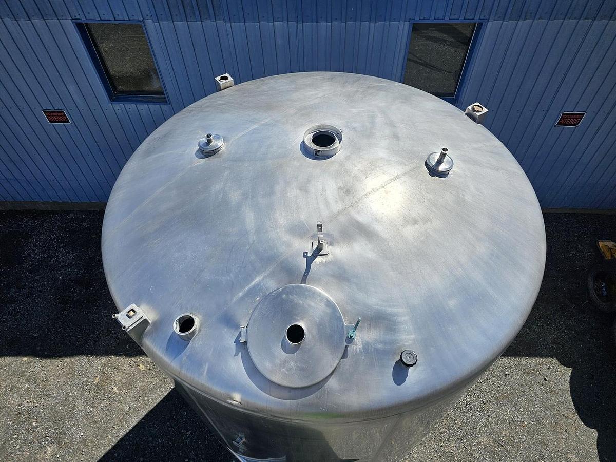 Used Used 5000 Gallon Tank, 304 Stainless Steel