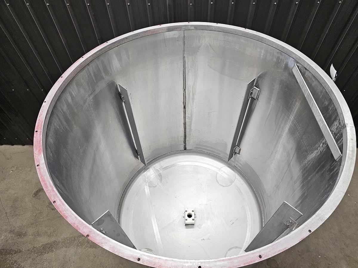 Used Used 800 Gallon Tank, Stainless Steel