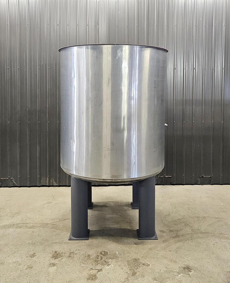 Used Used 800 Gallon Tank, Stainless Steel