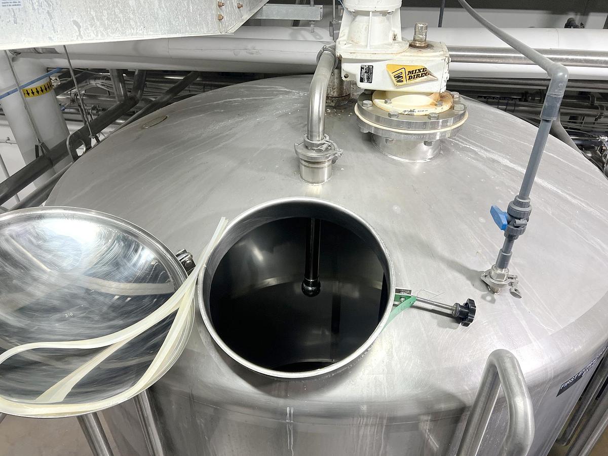 Used Used 3000 Gallon Tank, Stainless Steel, With Mixer