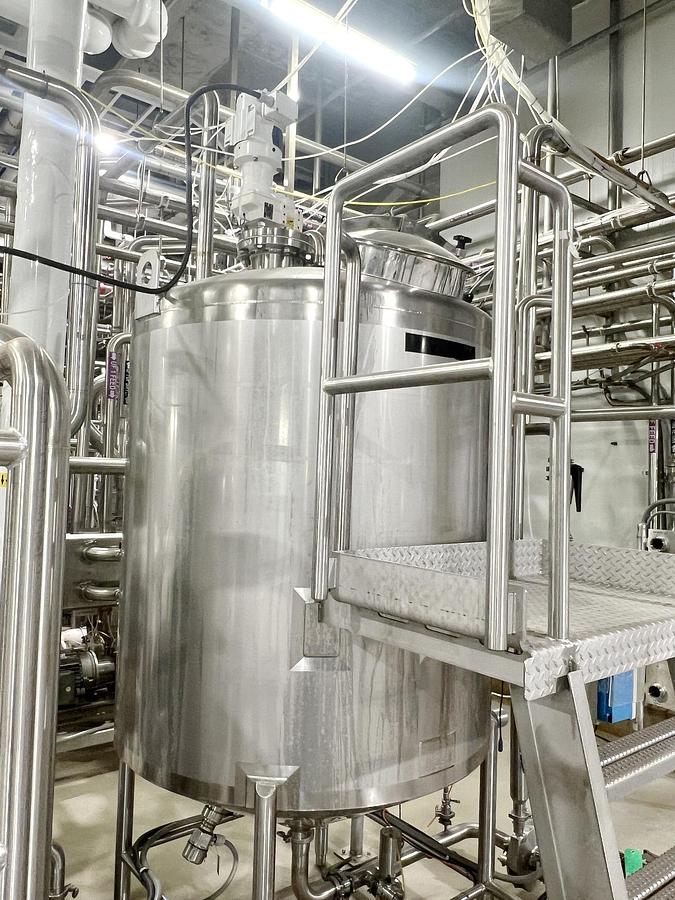 Used Used 600 Gallon Tank, 316L Stainless Steel, With Mixer & Pump