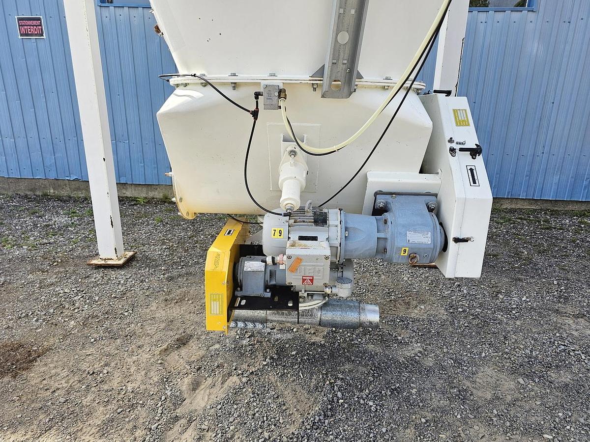 Used Hopper with screw valve