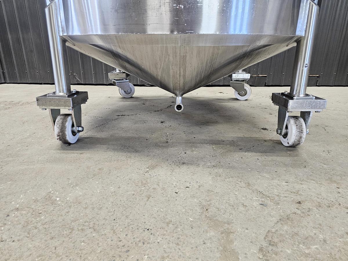 Used Used 1100 Gallon, Stainless Steel Tank