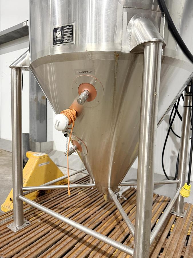 Used Used 166 Gallon Jacketed Tank (Reactor), 304 Stainless Steel, With Mixer
