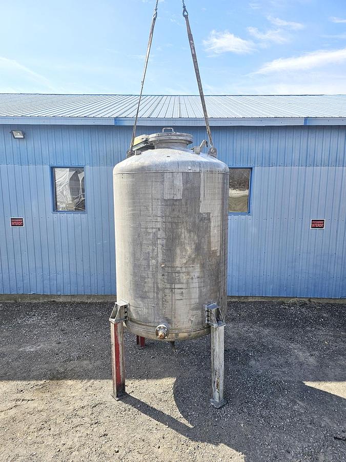Used Used 1500 Gallon Tank, Stainless Steel, With Mixer