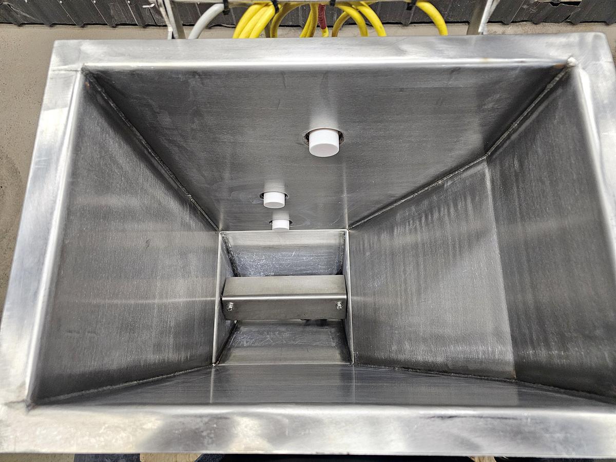 Used Metcalfe Auctions Mississauga - Lot 141 Vibra screw feeder