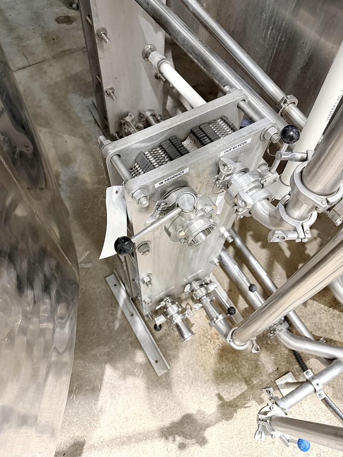 Used Used 5000 Gallon Tank, 304 Stainless Steel, With Heat Exchanger & Pump