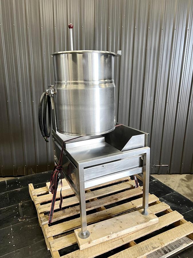 Used Used Vulcan 10 Gallon Tilting Kettle, Stainless Steel, Electrically Heated