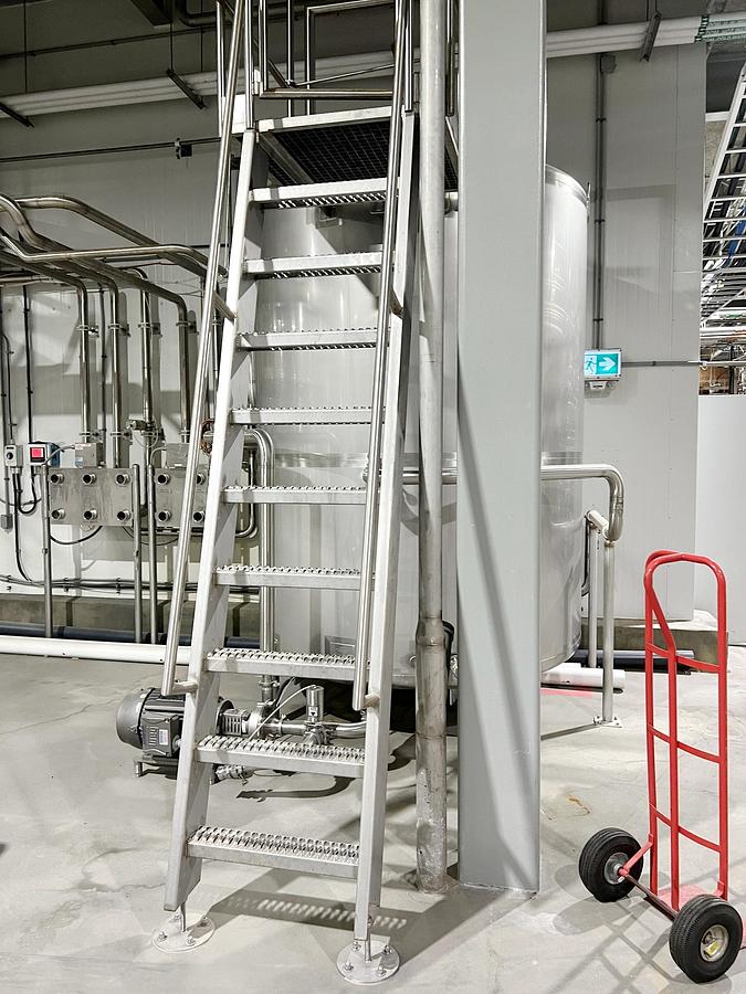 Used Used 2500 Gallon Tank, Stainless Steel, With Mixer & Pump