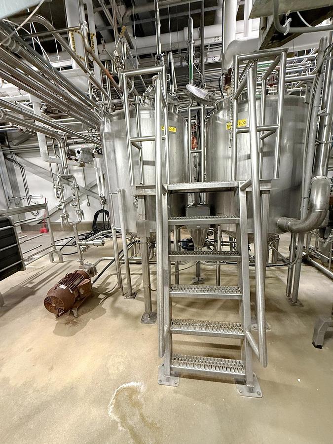 Used Used 600 Gallon Tank, 316L Stainless Steel, With Mixer