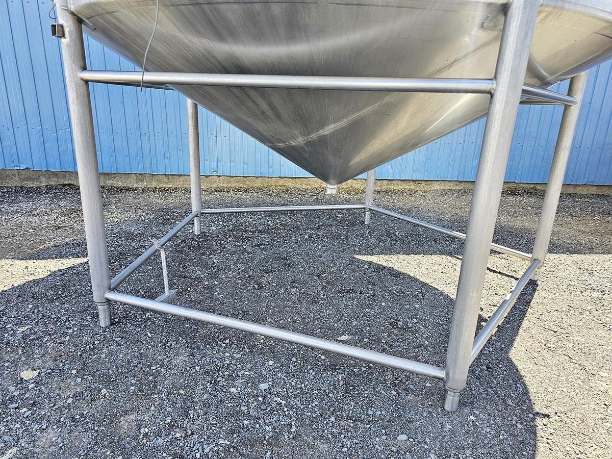 Used Used 5000 Gallon Tank, 304 Stainless Steel