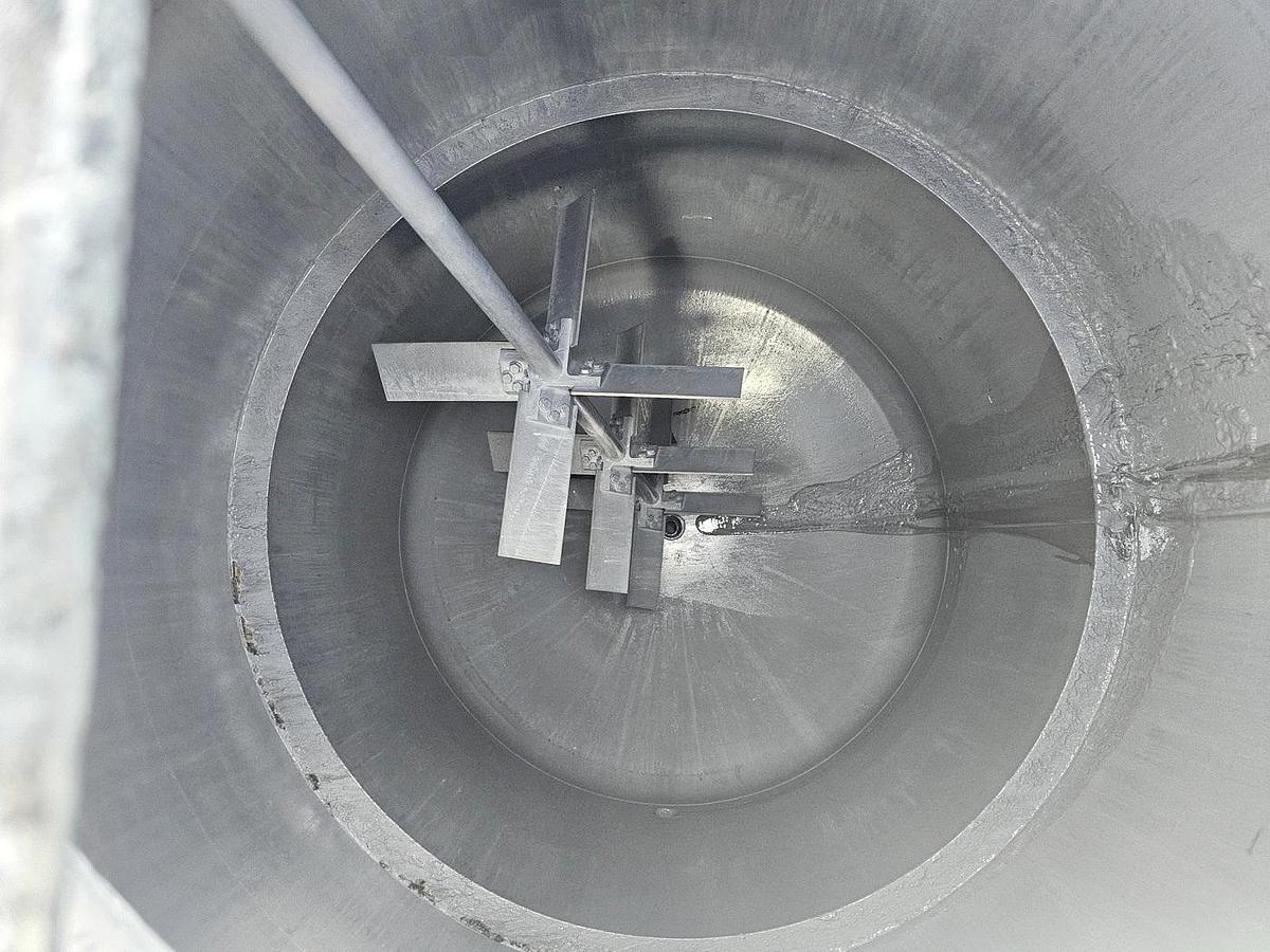 Used Used 1500 Gallon Tank, Stainless Steel, With Mixer